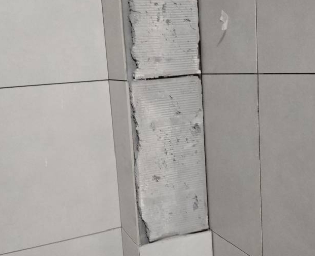 乌兰察布瓷砖空鼓维修公司分享下瓷砖施工前基层浇水润湿程度不足，可能导致以下问题